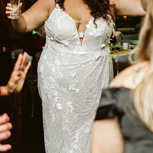 Wedding dress - Picture 2 of 11